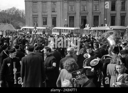 Oslo 194505: The Peace Days May 1945. The prisoners from Grini prison camp / concentration camp come to the University Square in Oslo. Photo: NTB / NTB Stock Photo