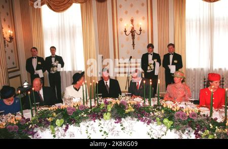 Oslo 19970429: The Norwegian government's lunch for the Belgian royal couple at Hotel Bristol. Eg. Princess Astrid Mrs. Ferner, King Harald, Queen Paola, Prime Minister Thorbjørn Jagland, King Albert, Hanne Grotjord (Jagland's wife) and Queen Sonja. Scan photo: Cornelius Poppe / NTB Stock Photo