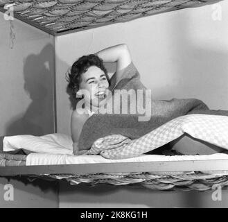 Lahaugmoen at Oslo December 1959. Soldiers in make-up: Women in uniform. Menig Inger Moe takes one last stretch on the bunk. Photo: Ivar Aaserud / Current / NTB Stock Photo