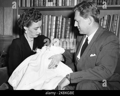 Asker, Skaugum 19540913 Photo session with Princess Ragnhild Mrs. Lorentzen and shipowner Erling Lorentzen, on the occasion of the imminent baptism by his son Haakon. Photo: Svensson and Valldal / NTB / NTB Stock Photo