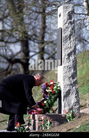 Drøbak, Oscarsborg April 9, 1990. Prime Minister Jan P. Syse puts a wreath at the memorial support over fallen coastal artillery at Oscarsborg. The memorial support was unveiled by King Olav the same day. Photo: Morten Hvaal / NTB / NTB Picture # 4 of 9. Stock Photo