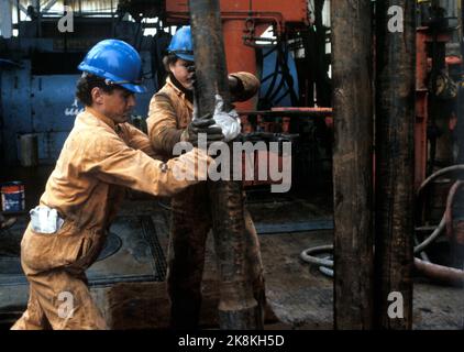 North Sea 1982: The Frigg field. Working life on oil platforms in the North Sea. Here oil workers at work on the Frigg field September 9, 1982. Oil drilling. Drilling. Photo: Henrik Laurvik / NTB Stock Photo