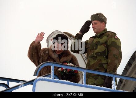 Finland. Rovaniemi 25 March 1993. The royal couple is on an official visit to Finland with President Mauno Koivisto and Mrs. Tellervo Koivisto. Here King Harald and Queen Sonja are on the flight stairs before departure Rovaniemi. Photo; Lise Åserud / NTB / NTB Stock Photo