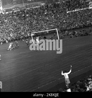 Oslo, 19561021. The cup final at Ullevaal Stadium. Larvik Turn - Skeid 1-2. Here's chance in front of that one goal. Larvik Turn trailer in front fans with a pennant. Photo: Current / NTB Stock Photo