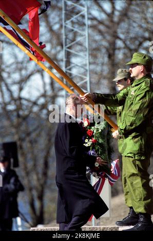 Drøbak, Oscarsborg April 9, 1990. Prime Minister Jan P. Syse puts a wreath at the memorial support over fallen coastal artillery at Oscarsborg. The memorial support was unveiled by King Olav the same day. Photo: Morten Hvaal / NTB / NTB Picture # 1 of 9. Stock Photo