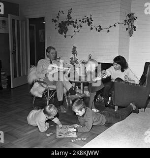 19650927: Actor Tor Stokke photographed with his family in his home. Here he reads the newspaper. Photo: Erik Thorberg Stock Photo