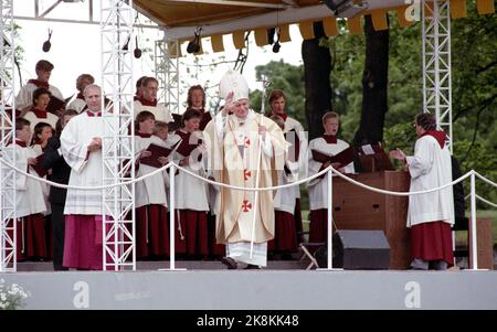 Oslo 19890601. Pope John Paul II is the first pope of Norway in Norway. The pope gives a speech during the open air fair at Akershus Fortress. Photo: Inge Gjellesvik NTB / NTB Stock Photo