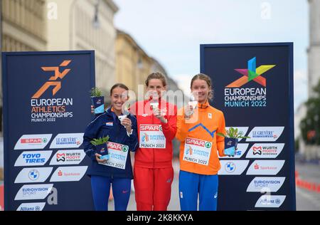 Award ceremony, left to right PARLOV KOSTRO Matea (CRO/ 2nd place), winner LISOWSKA Aleksandra (POL/ 1st place), BRINKMAN Nienke (NED/ 3rd place) with medals, medal, women's marathon, on August 15th, 2022 athletics European Championship 2022 in Munich/ Germany from 15.08. - 08/21/2022 Stock Photo