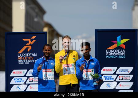 Award ceremony left to right TEFERI Maru (ISR/ 2nd place), winner Richard RINGER (GER/ 1st place), AYALE Gashau (ISR/ 3rd place), with the gold medal, gold, medal, men's marathon, on August 15th. 2022 European Athletics Championships 2022 in Munich/ Germany from 15.08. - 08/21/2022 Stock Photo