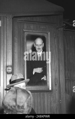 Stockholm, Sweden 19530323. King Haakon travels from the East Railway by train on an official visit to Sweden. For the first time in 35 years, King Haakon officially guests Stockholm. Crown Prince Olav followed King Haakon at the train station. Photo: Valldal / NTB Stock Photo