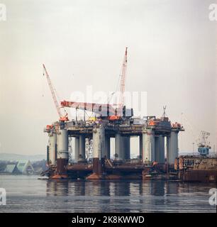 Oslo December 1974: The oil drilling platform Odin Drill (Aker H3 platform) is being built at Nyland's workshop. Here the platform at the Port of Oslo. TV. In the background the Viking ship house on Bygdø. Photo: Erik Thorberg / NTB / NTB Stock Photo