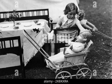 Skaugum June 1937. Princess Ragnhild plays in the garden at Skaugum. Ragnhild with doll in the doll trolley. Photo: NTB / NTB Stock Photo