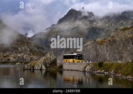 Post Bus at summit of the The Grimsel Pass: Grimselpass; Col du Grimsel;: Passo del Grimsel is a mountain pass in Switzerland, crossing the Bernese Al Stock Photo