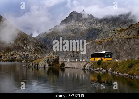 Post Bus at summit of the The Grimsel Pass: Grimselpass; Col du Grimsel;: Passo del Grimsel is a mountain pass in Switzerland, crossing the Bernese Al Stock Photo