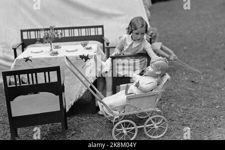 Skaugum June 1937. Princess Ragnhild plays in the garden at Skaugum. Ragnhild with doll in the doll trolley. Photo: NTB / NTB Stock Photo