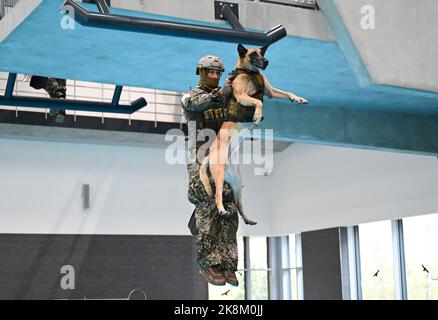 Calw, Germany. 24th Oct, 2022. Task forces of the Special Forces Command demonstrate an exercise during the visit of the Federal Minister of Defense in an indoor swimming pool. The minister finds out about the status of implementation of the reform package and the unit's performance. Credit: Bernd Weißbrod/dpa/Alamy Live News Stock Photo