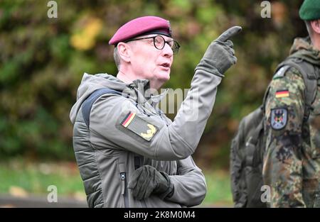 Calw, Germany. 24th Oct, 2022. The commander of the Special Forces Command, Ansgar Meyer during a visit by the Federal Minister of Defense. The minister finds out about the status of implementation of the reform package and the unit's performance. Credit: Bernd Weißbrod/dpa/Alamy Live News Stock Photo