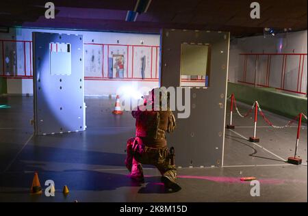 Calw, Germany. 24th Oct, 2022. Task forces of the Special Forces Command (KSK) demonstrate training in a firing range. The minister finds out about the status of implementation of the reform package and the unit's performance. Credit: Bernd Weißbrod/dpa/Alamy Live News Stock Photo