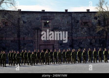 Drøbak, Oscarsborg April 9, 1990. King Olav unveiled a memorial support for fallen coastal artillery at Oscarsborg. Prime Minister Jan P. Syse is also a thistable and shuts down a wreath at the memorial support. Here a set company soldiers. Photo: Morten Hvaal / NTB / NTB Stock Photo