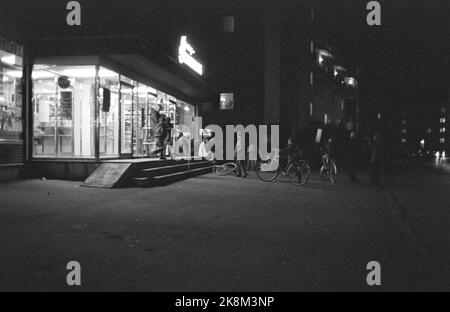 Oslo 19701107. ...... But the car is room for. Current report on the car's place in the drab town versus children for children. Harry Shierings shop in Oppsalstubben at Oppsal. Photo: Ivar Aaserud / Current / NTB Stock Photo