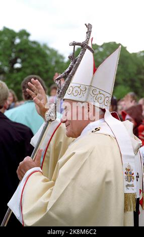 Oslo 19890601. Pope John Paul II is the first pope of Norway in Norway. The pope waves to the attendees upon arrival at the open air fair at Akershus Fortress. Photo: Inge Gjellesvik NTB / NTB Stock Photo