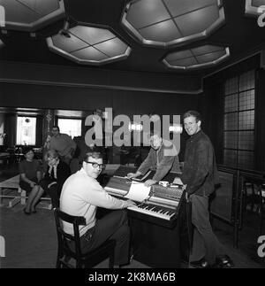 Oslo October 1965 Young revue enthusiasts are investing time and savings on intimate theater in old restaurant Cecil, after basement theater patterns. At the piano sits Sigurd Jansen, in the middle Harald Heide Steen jr. and t. H Jon Skolmen. In the background, sitting singer Karin Krog was glimpsed. Photo: Aage Storløkken / Current / NTB Stock Photo