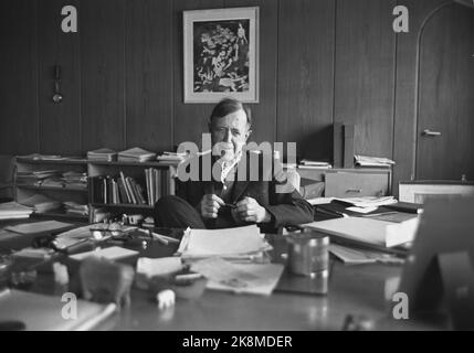 Oslo 19660419. Broadcasting Manager Hans Jacob Ustvedt is in storms again. This time it is Sara Lindmann who causes it to blow around him. She was allowed to go on screen with her critical opinions about the war in Vietnam. Photo: Age Storløkken Current / NTB Stock Photo