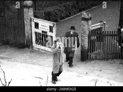 Oslo 19460601 Landsmakers on the Free Foot Politirazzia in Mrs. Quisling's home 'Villa Maihaugen' where she lives with Mrs. Sporveise Director Kielland. Two men come out of the gate to the home. Photo: Th. Scotaam / Current / NTB Stock Photo