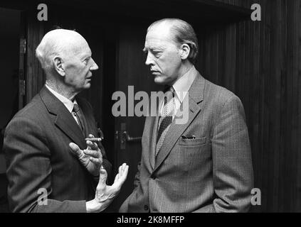 Oslo April 21, 1975. The Labor Party's national meeting. Here Einar Gerhardsen together with Odvar Nordli. Gerhardsen holds a cigar. Photo: Henrik Laurvik / NTB Stock Photo