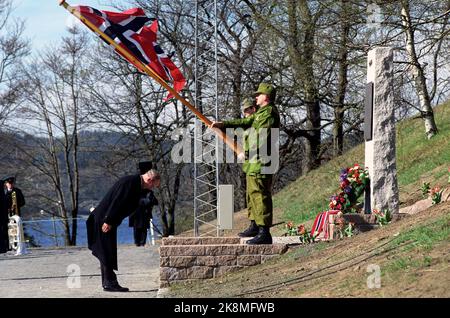 Drøbak, Oscarsborg April 9, 1990. Prime Minister Jan P. Syse puts a wreath at the memorial support over fallen coastal artillery at Oscarsborg. The memorial support was unveiled by King Olav the same day. Photo: Morten Hvaal / NTB / NTB Picture # 9 of 9. Stock Photo