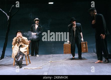 Oslo 19860423. The play 'While We Wait for Godot' by Samuel Beckett is set up on the amphitheater at the National Theater. For example: Ole Jørgen Nilsen, Tom Tellefsen (missing the name of two actors) Photo Morten Hvaal / NTB / NTB Stock Photo