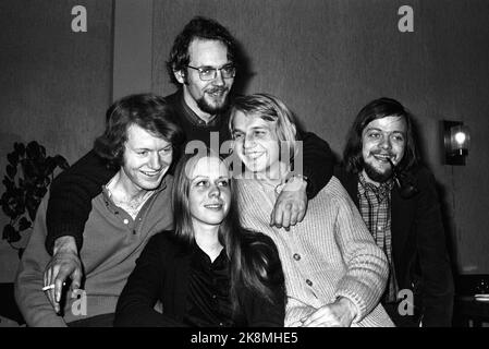 Oslo on March 13, 1971. Chat-noir press conference, where young singers will play in front of the 'new sailor movie' for a week. Here from V; Øystein Sunde, Hege Tunaal, Ole Paus with cigarette in hand, Finn Kalvik and Lillebjørn Nilsen with Snadde. Photo; Aage Storløkkenn / Current / NTB Stock Photo