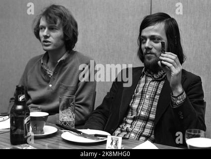 Oslo on March 13, 1971. Øystein Sunde beats as an artist. Here together with a beeping Lillebjørn Nilsen at a press conference for Chat-Noir, where he will play in front of the 'new sailor movie' for a week. Photo; Aage Storløkkenn / Current / NTB Stock Photo