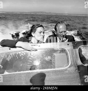 Hankø in the summer of 1956. Recording Norway's first feature film in color, titled 'Smugglers in tuxedo'. Here 'Police Officer Reidar Nissen' played by Carsten Byhring, who is hunting for the big smugglers in a boat belonging to the Customs Service, Anne Lise Tangstad (who plays Eva). Both the Swedish and Norwegian Customs Service agreed to join the film. Photo: Aage Storløkken / Current / NTB. Stock Photo