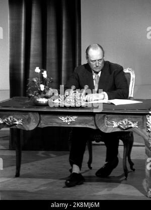 Oslo 19600820: NRK Television started its broadcasts on August 20, 1960. King Olav opens the first broadcast from NRK Television. Here he gets ready for broadcast. The feet reveal a certain turmoil .. Photo: Aaserud / Current / NTB Stock Photo