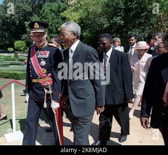 Cape Town, South Africa 19980225. King Harald and Queen Sonja (in the background) were welcomed by President Nelson Mandela on arrival in Cape Town. The royal couple are on an official visit. King Harald in uniform. Photo Lise Åserud / NTB / NTB Stock Photo