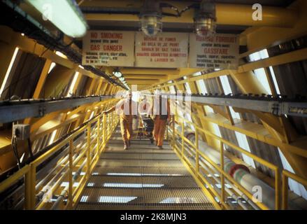 North Sea 19780508: The Frigg field. Oil fields. Working life. Oil workers at work, here on the footbridge. Sign with safety instructions hangs in the ceiling. Photo: Svein Hammerstad / NTB / NTB Stock Photo