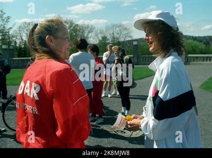 Oslo 19930508 The Grete Waitz race for women. Here Grete Waitz (TV) in cheerful conversation with actor Mari Maurstad before the Sterten in the Frogner Park Photo: Bjørn Owe Holmberg / NTB / NTB Stock Photo