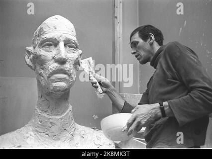 Oslo 19720805. Sculptor Nils Aas during his work on the monument to King Haakon. The monument should be ready for his 100th birthday for his birth. Photo: Ivar Aaserud / Current / NTB Stock Photo