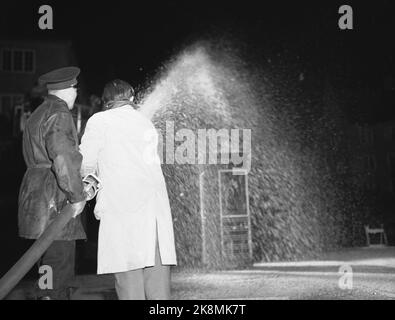 Oslo 19500914. 'The fire department makes winter' in the recordings of the movie 'We Marries' with the actors Henki Kolstad and Inger-Marie Andersen. The fire department came with hoses and cans with the floors soap to make winter of foam. Photo: Sverre A. Børretzen / Current / NTB Stock Photo