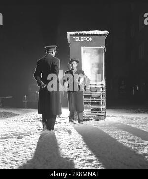 Oslo 19500914. 'The fire department makes winter' in the recordings of the movie 'We Marries' with the actors Henki Kolstad and Inger-Marie Andersen. The fire department came with hoses and cans with the floors soap to make winter of foam. T.H. Henki Kolstad with 'Konen' 's packaging in a stubborn bylt under his arm-a picture of the man who is set outside. Photo: Sverre A. Børretzen / Current / NTB Stock Photo