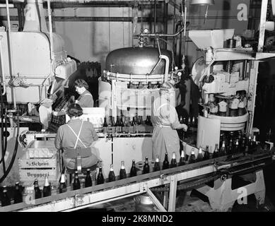 Oslo 1951. Breweries in Oslo in 1951. Here from one of the work processes where corks are attached to the beer bottles. The machine is operated by ladies. Photo: Sverre A. Børretzen / Current / NTB Stock Photo