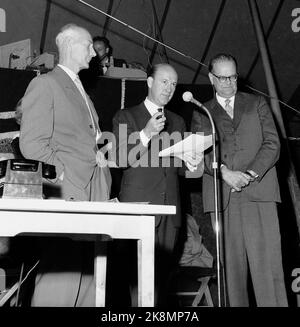 Moroculi 19591003: Norwegian-Swedish radio entertainment is produced in a tent on the border between Norway and Sweden. During the opening show, Both countries' prime ministers Einar Gerhardsen (TV) and Tage Erlander (th). Here, together with program director Lennart Hyland, who proclaimed the moroculi as a separate state. Photo: Storløkken / Current / NTB Stock Photo