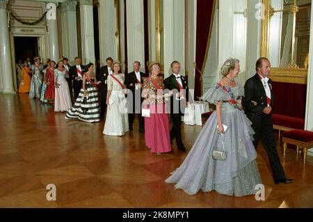 Oslo 199308: Royal silver wedding. The Norwegian royal couple, Queen Sonja and King Harald, celebrate their silver wedding with a gala dinner and dance at the castle. Picture: Procession for gala dinner at the castle. First in the picture Queen Margrethe of Denmark and King Juan Carlos of Spain. Secondly, Queen Beatrix of the Netherlands and King Carl Gustaf of Sweden. Then Queen Sofia of Spain and Grand Duke Jean of Luxembourg. Then Queen Silvia of Sweden and ex-king Constantine of Greece. Photo: Bjørn Sigurdsøn Stock Photo