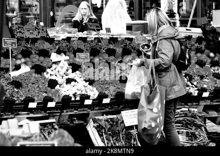 Copenhagen/Denmark/.24 October 2022/Grocery shoppers at .Fruit and  vegetable vendor at torvhallerne in danish capital openhagen ( .Photo..Francis Joseph Dean/Dean Pictures) Stock Photo