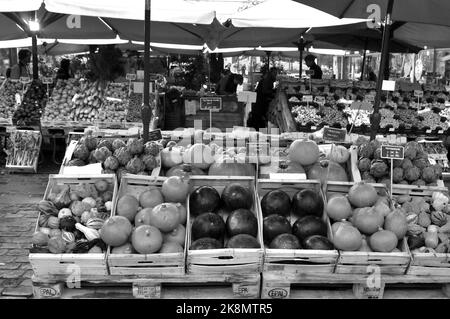 Copenhagen/Denmark/.24 October 2022/Grocery shoppers at .Fruit and  vegetable vendor at torvhallerne in danish capital openhagen ( .Photo..Francis Joseph Dean/Dean Pictures) Stock Photo