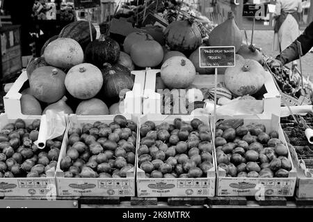 Copenhagen/Denmark/.24 October 2022/Grocery shoppers at .Fruit and  vegetable vendor at torvhallerne in danish capital openhagen ( .Photo..Francis Joseph Dean/Dean Pictures) Stock Photo