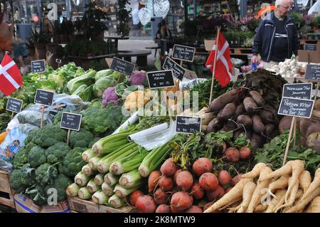 Copenhagen/Denmark/.24 October 2022/Grocery shoppers at .Fruit and  vegetable vendor at torvhallerne in danish capital openhagen ( .Photo..Francis Joseph Dean/Dean Pictures) Stock Photo