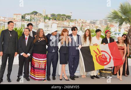 Robert Stover Jr, Riley Keough, Willi White, Gina Gammell, Ladainian Crazy Thunder Photocall of the film 'War Pony' ('Beast') 75th Cannes Film Festival May 21, 2022 Stock Photo