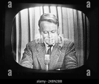 Oslo 19580413 The first week of regular test broadcasts on television from NRK starts. Here program secretary Oddvar Foss who reads the news, a precursor to the Dagsrevyen. (Photographed television screen). Photo: Børretzen / Current / NTB Stock Photo